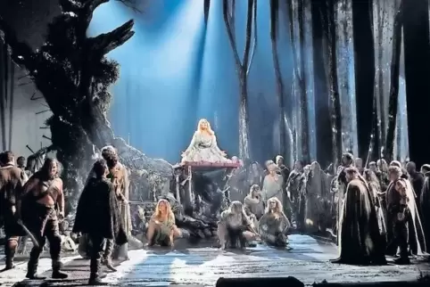 „Casta Diva“: Szene aus „Norma“ mit Sondra Radvanovsky in der Titelrolle und dem Met-Chor.
