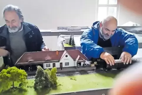 Da leuchten nicht nur Kinderaugen: Paul-Peter Götz (links) und Jürgen Stemler am Nachbau des Erfenbacher Bahnhofes der Bachbahn,