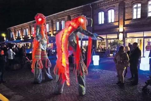 Als Gesandte des Planeten Lumos verzückten die Lumianer auf Stelzen ihr Publikum. 21 Wein- und 21 Food-Stände sowie Vehikel aus 