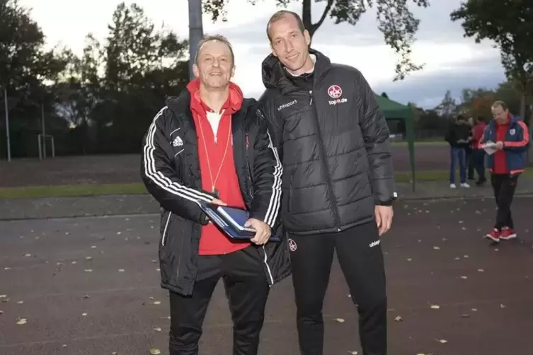 Das Wiedersehen: Der Cheftrainer des 1. FCK Jeff Strasser (rechts) trifft seinen ehemaligen Co-Trainer und neuen Cheftrainer von