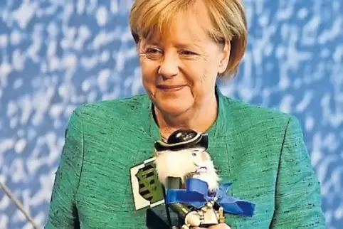 Einen Nussknacker erhielt die CDU-Vorsitzende als Geschenk von ihrer Jugendorganisation. In den Gesprächen über eine Jamaika-Koa