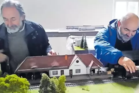 Da leuchten nicht nur Kinderaugen: Paul-Peter Götz (links) und Jürgen Stemler am Nachbau des Erfenbacher Bahnhofes der Bachbahn,