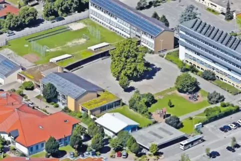 Hagenbacher Sanierungsfälle: Kulturzentrum „Am Stadtrand“ (links unten) und Schulen (rechts oben).