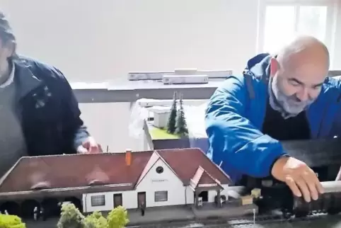 Da leuchten nicht nur Kinderaugen: Paul-Peter Götz (links) und Jürgen Stemler am Nachbau des Erfenbacher Bahnhofes der Bachbahn,