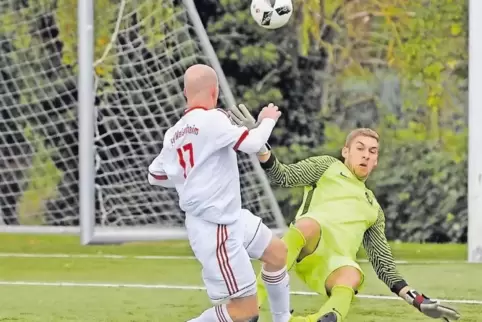 Bernd Lindenau vom SV Weisenheim am Sand scheitert an Lustadts Keeper Maximilian Lautenschläger.