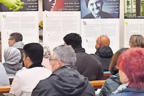 Die Ausstellung zeigt: Das Thema Flucht und Fremdsein gibt es auch in vielen biblischen Geschichten.