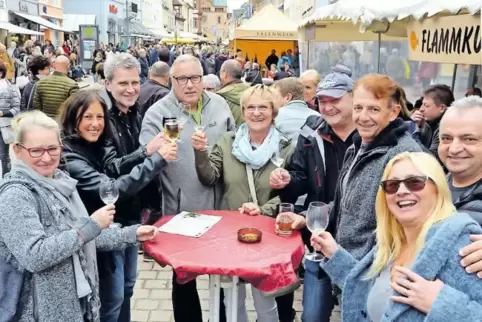 Diese Besuchergruppe hat Spaß: Auch bei bewölktem Himmel lässt sich in geselliger Runde Wein probieren.
