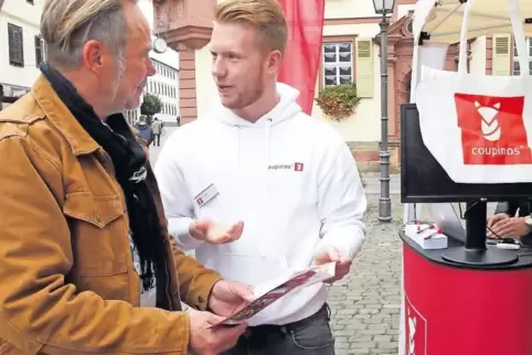 Lars Becher (weißes Hemd) klärt über Coupinos auf.