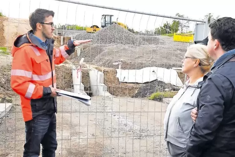 Geograf Georg Stiebeling erkl&auml;rt Besuchern das Szenario.