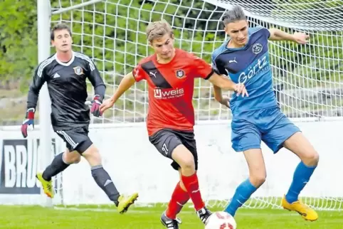 Maximilian Degen (TSV Billigheim-Ingenheim) nimmt Stürmer Ensar Arslan von Südwest Ludwigshafen (rechts) den Ball vom Fuß.