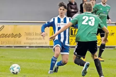 Aus der Partie Herxheim - Altleiningen (6:0): Ismael Imre umspielt Dennis Jander.