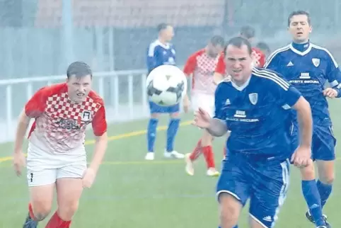 Laufduell im strömenden Regen: Marius Iwers (SG Appeltal, links) und der Bolander Julian Ultes.