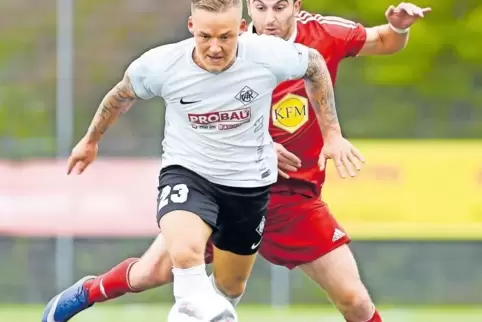 Der Fußgönheimer Talha Demirhan (hinten) erzielte das 1:0 für den ASV gegen den FC Arminia Ludwigshafen, hier mit Philipp Stille