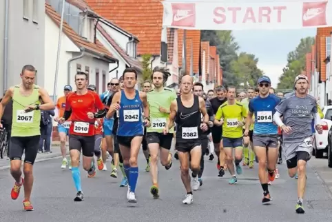 Die Topläufer sind schon vorne: links Sieger Daniel Ripke, mit der 2010 Tobias Roos (4.), mit Nummer 2042 Tilbert Vetter (6.), m