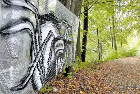 Eine Cellophanfolie wird zwischen Bäumen gespannt und dient als Fläche für die Graffiti-Sprayer. Die Graffiti-Wand auf Frischhal