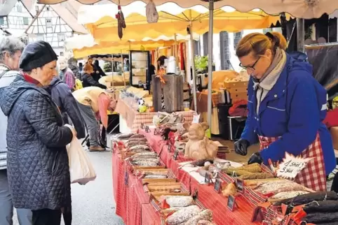 Salami in allen Variationen gab es auf dem Michaelismarkt in Schönau gleich an zwei Ständen.