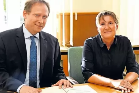 Sehen viel Arbeit auf sich zukommen: OB Martin Hebich und Bereichsleiterin Linda Berg.