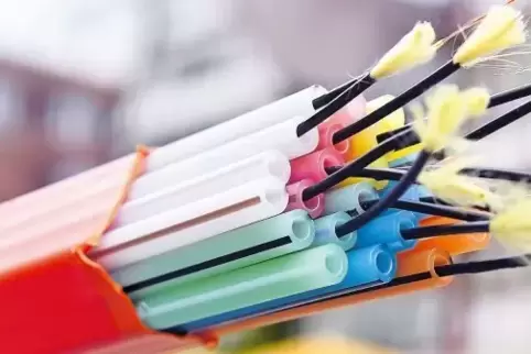 Moderne Technik, für deren Nutzung aber zuerst mal Bauarbeiter die Voraussetzung schaffen müssen: Leerrohrbündel mit Glasfaserka