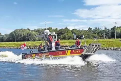 Wehrleute aus dem Rhein-Pfalz-Kreis und der Stadt Frankenthal dürfen nun als Bootsführer auf dem Wasser retten.