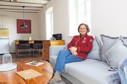 Ines Weißensteiner im Wohnzimmer einer ihrer Ferienwohnungen in Neuleiningen: Das Haus, in dem die vier neuen Wohnungen untergeb
