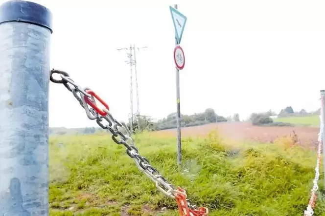 Absperrkette und die beiden Schilder sagen deutlich, dass Radfahrer das Naturschutzgebiet Schelmenkopf nicht durchfahren dürfen. Absperrkette und die beiden Schilder sagen deutlich, dass Radfahrer das Naturschutzgebiet Schelmenkopf nicht durchfahren dürfen.