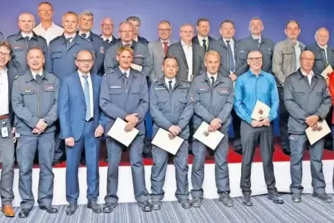 Geballte Erfahrung: 35 langjährige Feuerwehrleute haben für ihren Einsatz das Feuerwehrehrenzeichen des Landes bekommen.