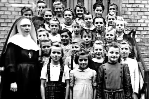 Getrennter Unterricht: die Mädchen des Jahrgangs 1937 und eine der Nonnen, die die Schule führten.