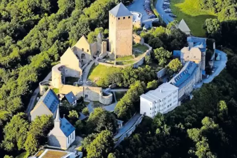 Burg Lichtenberg, eine der größten Burgruinen Deutschlands, ist ein beliebtes Ausflugsziel. Es bietet ein Restaurant, zwei Musee