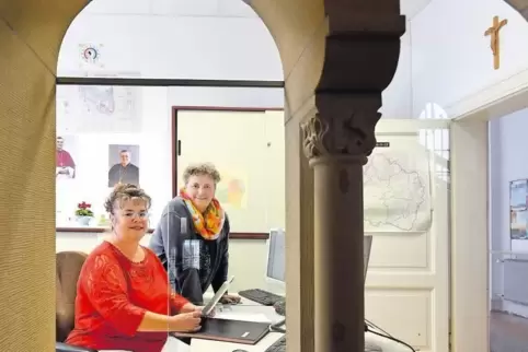 Kirchlicher Empfang: Marion Stephan (links) und Andrea Oppinger betreuen die Pforte im Ordinariat.