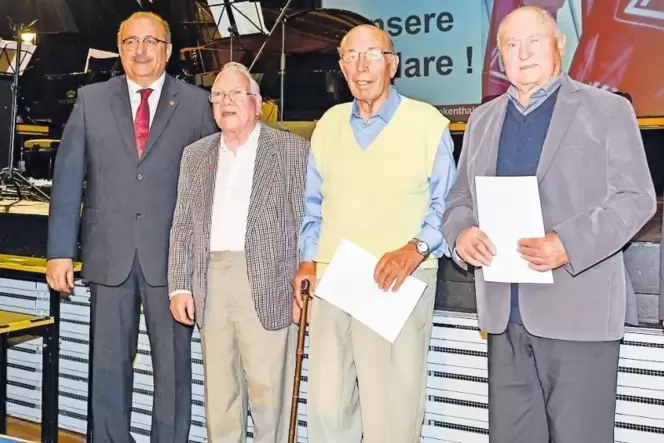 Für 70 Jahre Mitgliedschaft in der IG Metall ehrte Günter Hoetzl Robert Graf aus Ludwigshafen, Hans Graber aus Bobenheim-Roxheim Für 70 Jahre Mitgliedschaft in der IG Metall ehrte Günter Hoetzl Robert Graf aus Ludwigshafen, Hans Graber aus Bobenheim-Roxheim