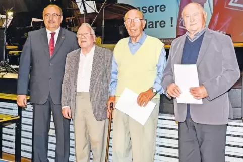 Für 70 Jahre Mitgliedschaft in der IG Metall ehrte Günter Hoetzl Robert Graf aus Ludwigshafen, Hans Graber aus Bobenheim-Roxheim