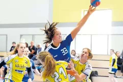 Fehlte beruflich bedingt im Training, ist aber heute wieder für die TG Waldsee in der Oberliga am Ball: Celine Reichert, hier no
