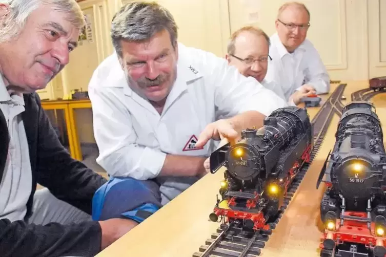 Fasziniert von Loks: EMK-Vorsitzender Roland Irmer zeigt seinem Kollegen Klaus Schwehm (links) das Modell der Spur 0. Im Hinterg