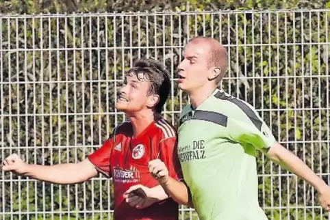 Augen auf oder zu: Tim Lehmann (links) vom SC Stambach wird von Michael Kösterke (VB Zweibrücken II) attackiert.