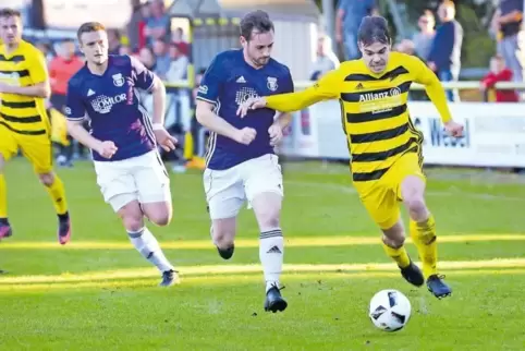 Dudenhofens erste Chance: Daniel Eppel (rechts) ist durch, gleich spielt er den Ball zu Jawad Zein ...