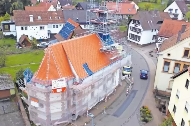 Derzeit wird das Dach der St. Aegidius-Kirche in Erlenbach saniert.