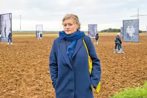 Irina Ruppert vor ihren Porträtfotografien auf dem Ausstellungsgelände in Dannstadt.