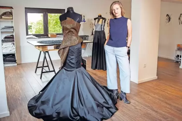 Ein Korallenriff hat die Designerin Janine Fabienne Knorr zum Schnitt ihres Abendkleides inspiriert.