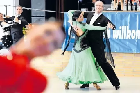 In einem hochklassigen Wettbewerb der Senioren II S war für Nicole und Peter Hörner (rechts) vom TanzZentrum Ludwigshafen schon 