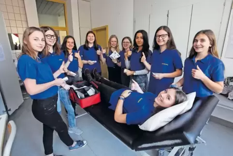 Alles wieder gut: Die Schulsanitäter der Realschule plus Kandel versorgen ihre Mitschüler seit 15 Jahren.