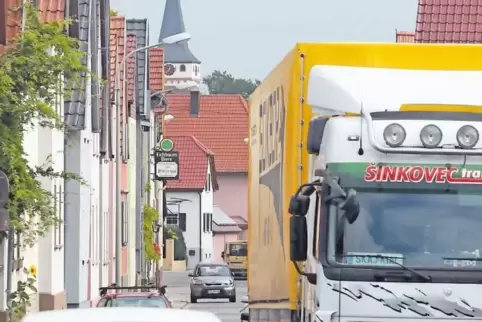 Nicht nur in der Schaidter Hauptstraße (unser Bild) klagen die Anwohner über Lastwagen und Ausflugsverkehr.
