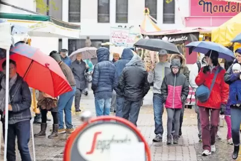 Attraktives Angebot, aber leider schlechtes Wetter: Wendelinusmarkt in Ramstein.