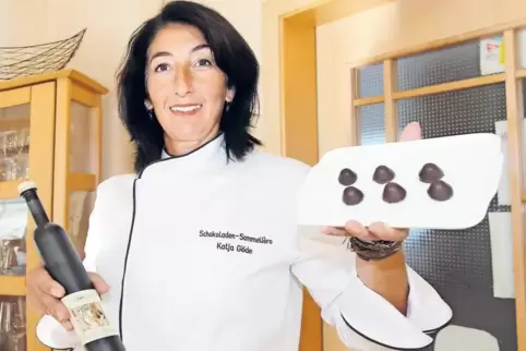 Zeigt ihre selbstkreierten Essig-Pralinen: Schokoladen-Sommelière Katja Göde aus Waldsee.