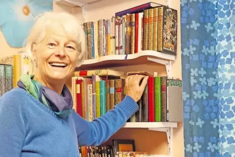 Ein Regal voll „Erzählstoff“: Brigitta Sattler.
