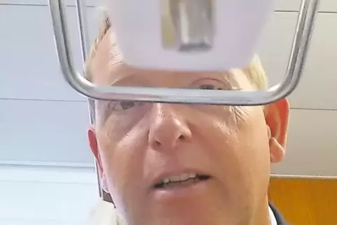 Mark Peters kontrolliert einen Hygienespender.