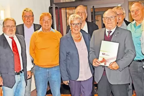 Reinhard Wohnsiedler (links) und Ulrich Schacht (Zweiter von links) nahmen die Ehrungen vor.
