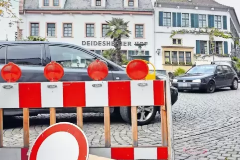 Gestern wurde die Baustelle am Deidesheimer Marktplatz ausgeschildert, in Kürze soll es mit dem Einbau der Poller losgehen. Die 