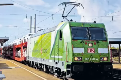 Anders als bei Reisen in Fernzügen gibt es bei Bahn-Gütertransporten ohne CO2-Emissionen auch künftig einen Ökostrom-Aufschlag. 