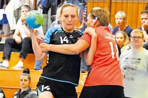MFSG-Spielerin Sarah Müller (links, hier auf einem älteren Bild), überragte beim Sieg gegen den TuS Dansenberg mit neun Treffern