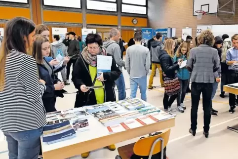 Premiere für die Integrierte Gesamtschule: Mit zwei Sporthallen war sie erstmals Gastgeberin für die Praktikums- und Ausbildungs